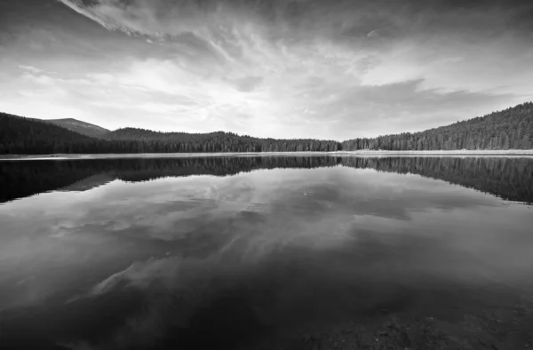 Lago e nuvens a montanha preto e branco Imagens De Bancos De Imagens