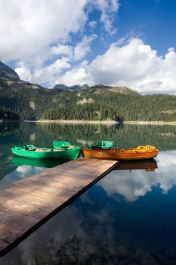 yumuşak su dağ gölleri ve tekneler