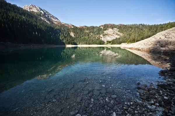 Lago di montagna le nuvole — Foto Stock