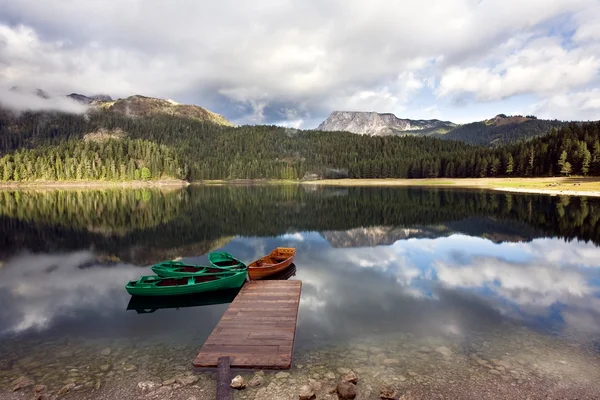 Gölde tekne — Stok fotoğraf