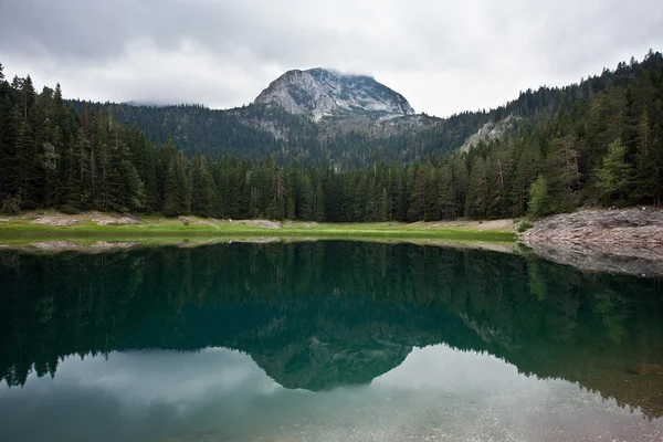 Schöne Morgenseenlandschaft — Stockfoto