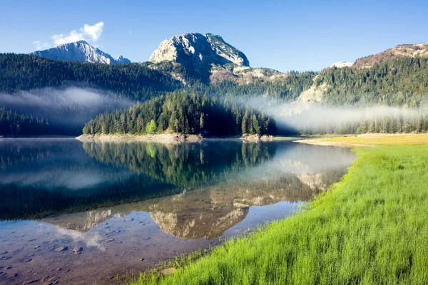 Ráno na horské jezero — Stock fotografie