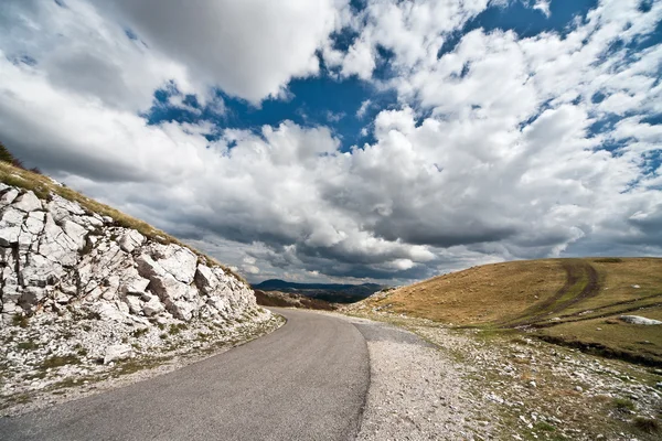 Weg in den Berg — Stockfoto