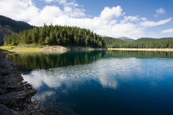 Vacker morgon vid sjön berg — Stockfoto