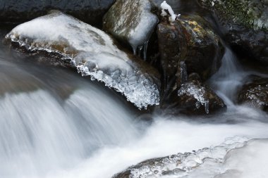 Kışın Dağ Akıntısı