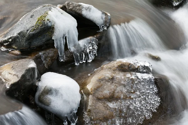 Corriente de montaña en invierno — Foto de Stock