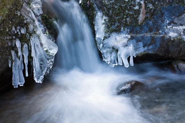 Ruisseau de montagne en hiver — Photo