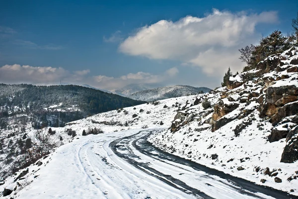 Camino de invierno con nieve, paisaje natural en alta montaña — Foto de Stock