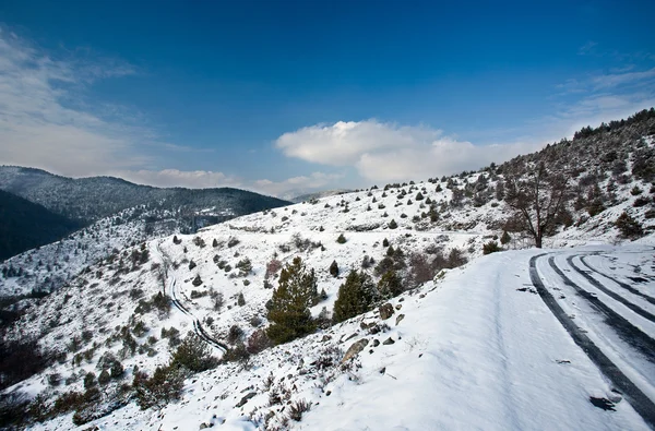 自然風景高い山で雪で冬の道 — ストック写真