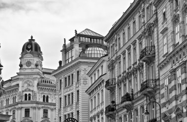 siyah ve beyaz ses tonuyla eski binalar