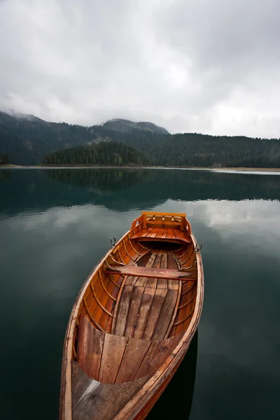 Barco en el lago la montaña — Foto de Stock