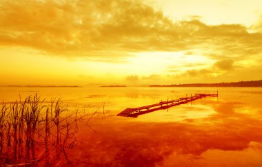 sabah göl kenarında