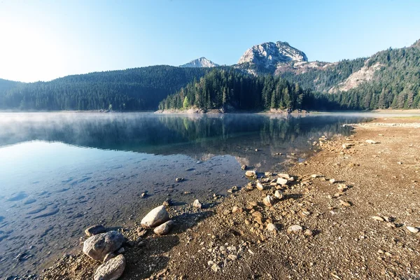 Jezero v horách — Stock fotografie