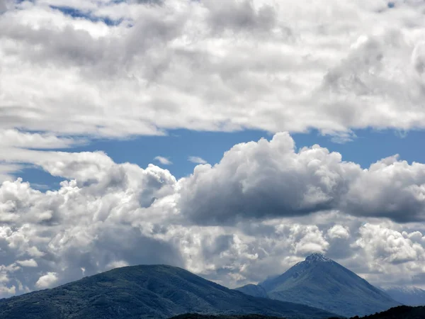ダイナミックな雲と山の風景 — ストック写真