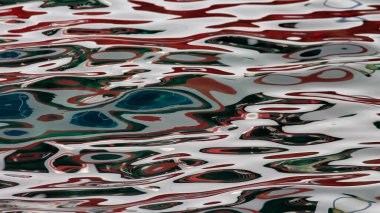 Su üzerindeki soyut renk yansımaları