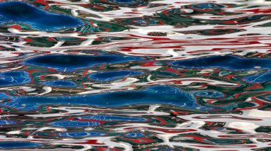 Su üzerindeki soyut renk yansımaları