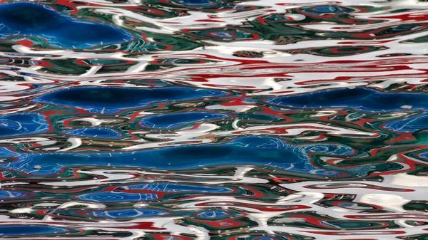 Su üzerindeki soyut renk yansımaları