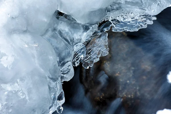 Fluxo Montanha Inverno Gelo Riacho — Fotografia de Stock