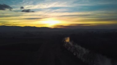 Gökyüzü manzaralı güzel bir gün batımı.