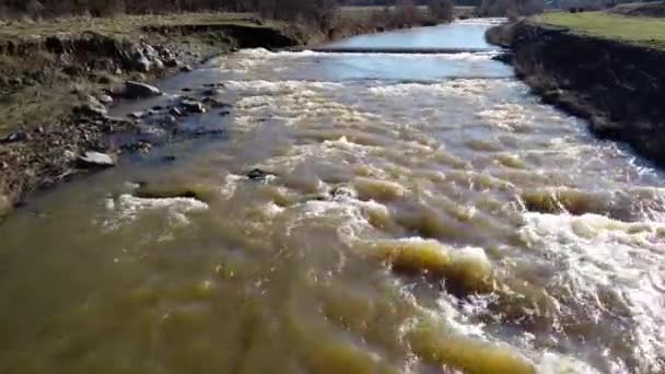 Грязная Вода После Сильного Дождя Гигантская Бурлящая Коричневая Вода — стоковое видео