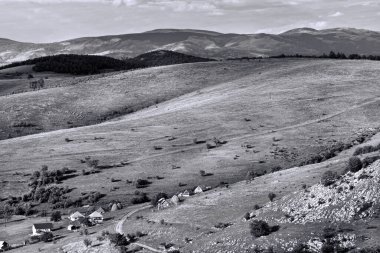 Dağ manzaraları, siyah ve beyaz