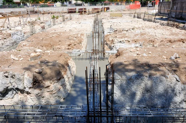 Detalhes e particularidades do canteiro de obras - Execução das fundações de um edifício — Fotografia de Stock