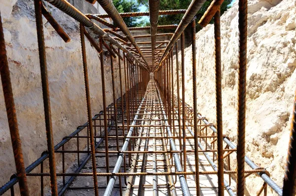 Арматурний фундамент балки готовий для лиття бетону — стокове фото