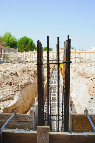 Detalhes e particularidades do canteiro de obras - Execução das fundações de um edifício — Fotografia de Stock