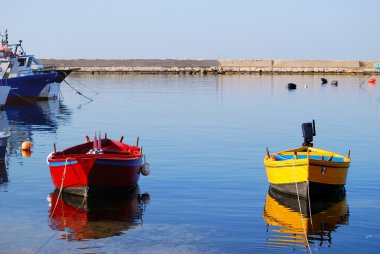 savelletri Brindisi eyaletinin - apulia limanda palamarla küçük tekne