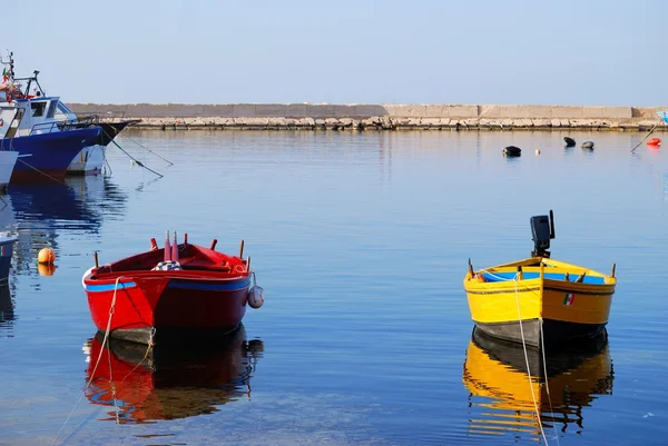 Pequeños barcos amarrados en el puerto de Savelletri en la provincia de Brindisi - Apulia —  Fotos de Stock