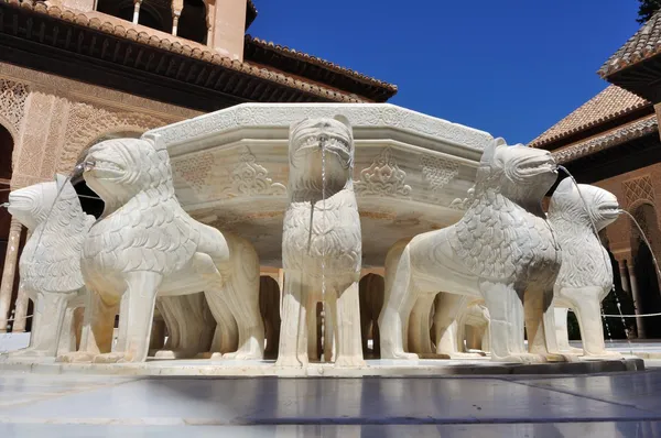 Kút az udvarban, az oroszlánok, Alhambra, Granada — Stock Fotó