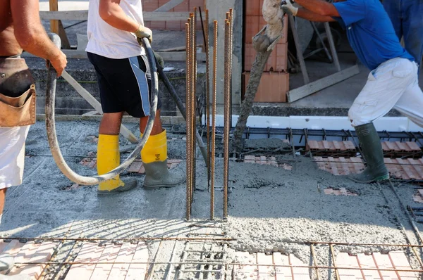 Floor above joists in precast prestressed concrete Concrete casting to completion until the realization of a screed of appropriate thickness — Stock Photo, Image