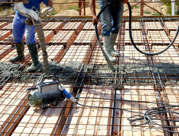 Verdieping boven dwarsbalken in geprefabriceerd voorgespannen beton concrete casting naar voltooiing tot de realisatie van een dekvloer van passende dikte — Stockfoto