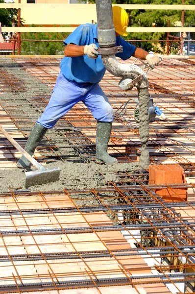 Floor above joists in precast prestressed concrete Concrete casting to completion until the realization of a screed of appropriate thickness — Stock Photo, Image