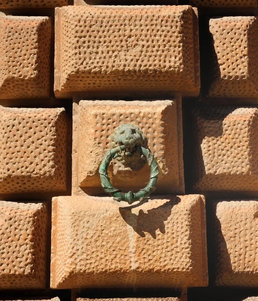 Uma vista da arte decorativa de cerâmica encontrada em uma parede no castelo de Alhambra em Granada, Espanha — Fotografia de Stock