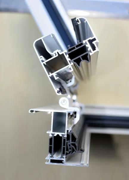 Системные оконные рамы - Вертикальная алюминиевая рама — стоковое фото