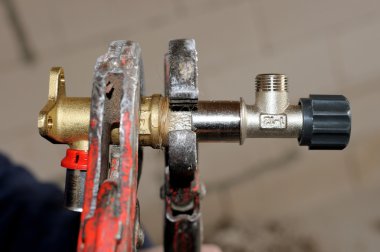 Şantiye - Isıtma sistemi tamir çalışan eller