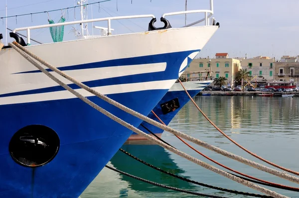 Barcos de motor anclados en puerto —  Fotos de Stock