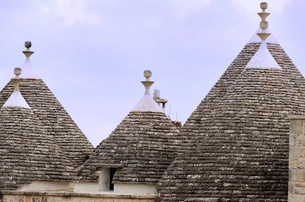 Murge puglia, Italië - karakteristiek trulli in de buurt van platteland alberobello — Stockfoto