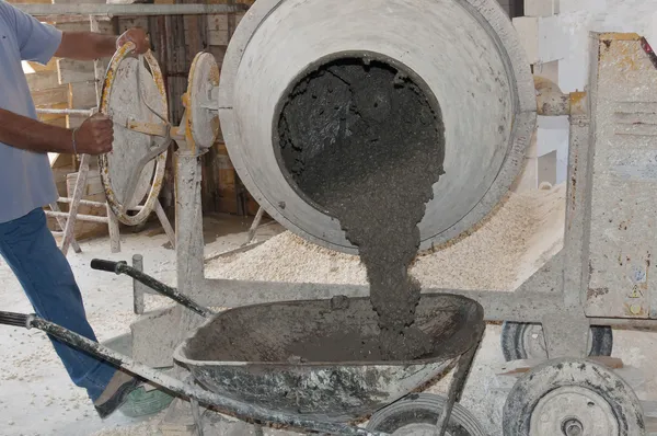 Trabajador utiliza un hormigón de una hormigonera — Foto de Stock