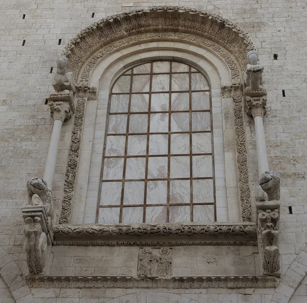 La gran ventana trasera de la catedral Bitonto catedral en estilo románico - Bitonto (Bari, Puglia, Italia ) —  Fotos de Stock