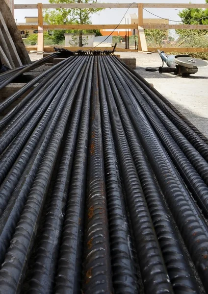 Refuerzo de barras de acero en una obra de construcción — Foto de Stock