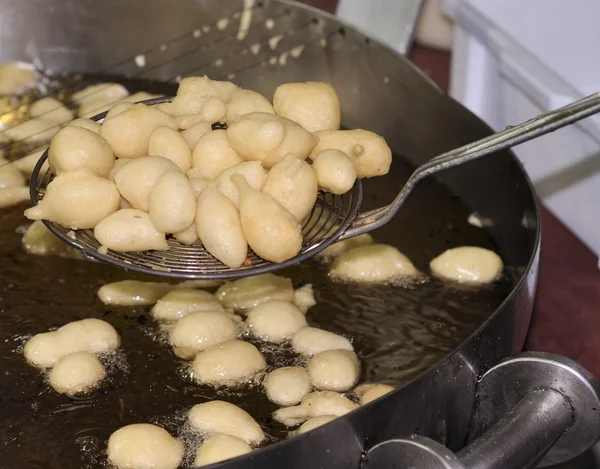 Pettole: very soft balls of dough fried in hot oil — Stock Photo, Image