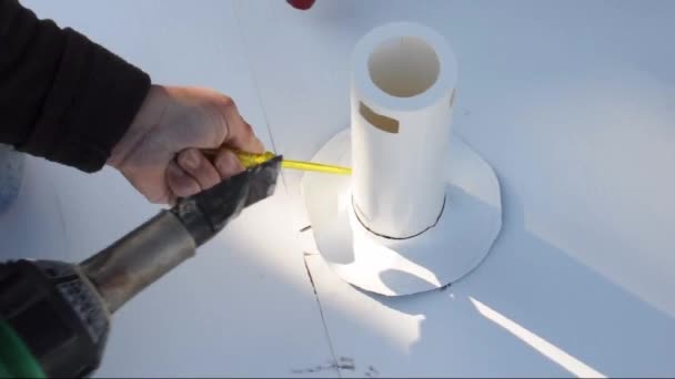 Waterproofing with synthetic membranes tpo - Welding exhaling Manual welding with hot air which must take place in 3 phases: spot welding, pre-weld, welding — Stock Footage Waterproofing with synthetic membranes tpo - Welding exhaling Manual welding with hot air which must take place in 3 phases: spot welding, pre-weld, welding Video Clip