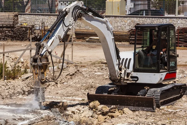 Excavator with hammer engaged in excavation of foundation — Stock Photo, Image