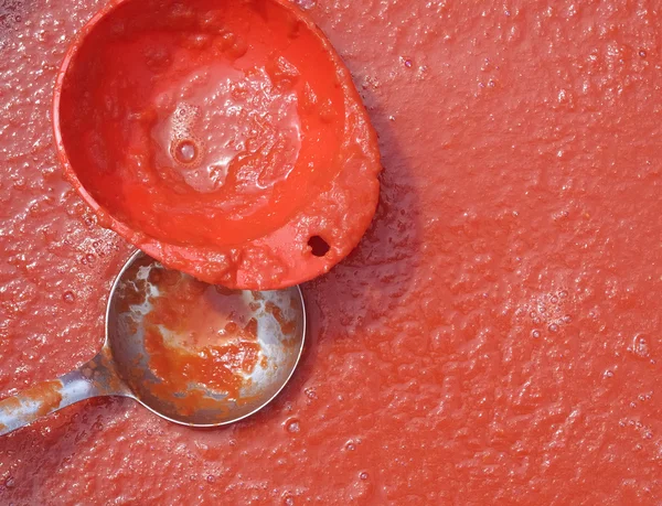 토마토 소스의 유리 항아리 채우기 — 스톡 사진