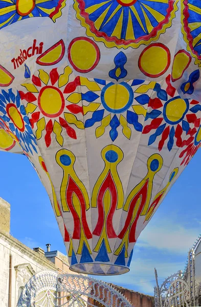 Heißluftballon aus Papier geworfen — Stockfoto