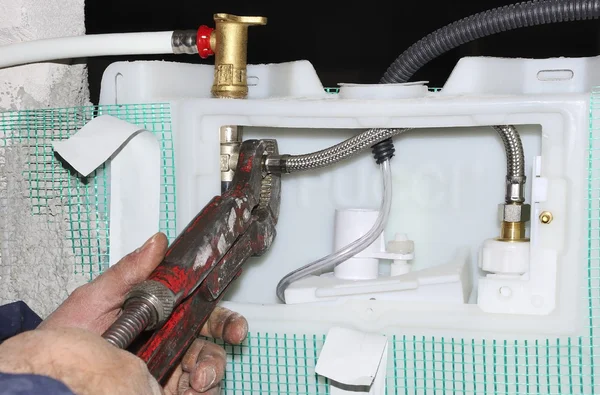 Travailleur assemble un système d'eau collecteur en mettant l'accent sur les mains ou l'outil — Photo