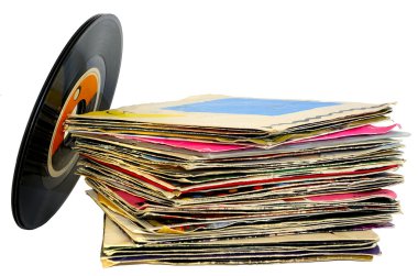 beyaz zemin üzerinde 45 rpm vinil diskler yığını