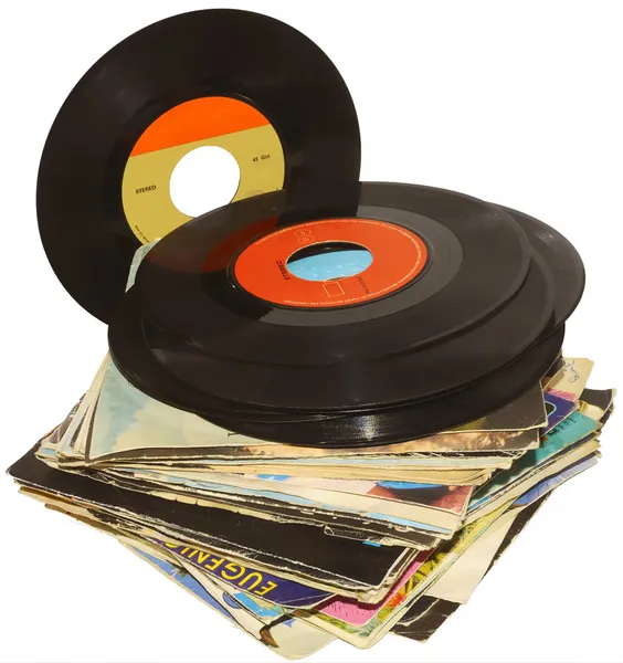 Una pila de discos de vinilo de 45 RPM usados y sucios, incluso si están en buenas condiciones —  Fotos de Stock